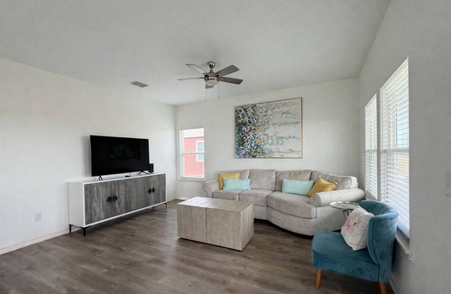 Aransas Pass House | Welcome to Casa Mar, a spacious 3BR/2BA coastal stilt home in Aransas Pass featuring 1 king bed, 4 queen beds, a large backyard, covered outdoor space, and boat parking. Just minutes from Rockport Beach, Port Aransas, fishing, dining, and coastal fun