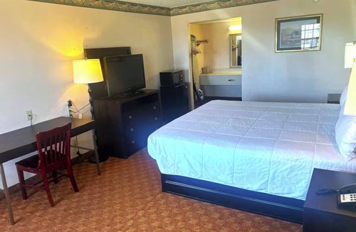 Whitesboro Hotel | Well-Located King Bed Close to Lake Texoma Adventures - Located along US Hwy 82