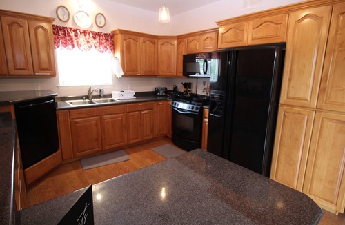 Farmington House | Well-Stocked and Spacious w/Hot Tub, Pool Table, Firepit and Fast Wifi