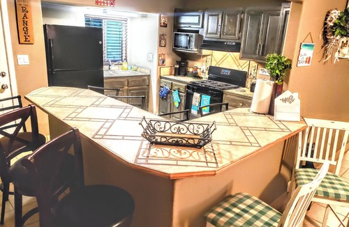 Alamogordo House | White Sands Oasis: "The Sleepy Oasis HQ, Pet Paradise, & Tealight Nights!"