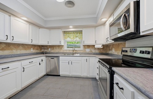 Gainesville House | WinStar Getaway: 3 bedroom 2 full bath - Sleeps 6-10 - Lot of Parking - EV Port