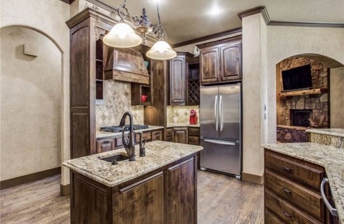 Nocona House | Wonderful Family-sized Lake House!