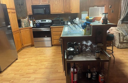 Somerville Cabin | Wooded 2 bedroom 2 bath Cabin retreat near Lake Somerville Texas