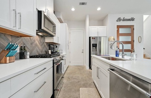 Dawson House | Wow! 5-Star Luxury ~ Safe & 3M to DT ~