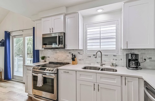 Pirates Beach House | Wrap around deck-Pet-Friendly 1 Block from beach!