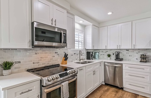 Pirates Beach House | Wrap around deck-Pet-Friendly 1 Block from beach!