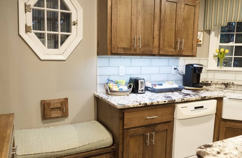 Amarillo House | Yellow Cottage Home Close to I-40 and I-27