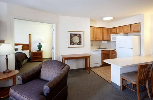 Vance Jackson Hotel | Your Home in San Antonio's Center | Kitchen | Pool | Free Breakfast