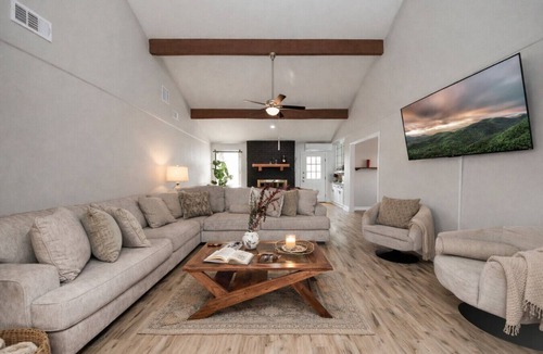 Barker House | Your Perfect 6BR Getaway w/Basketball Court