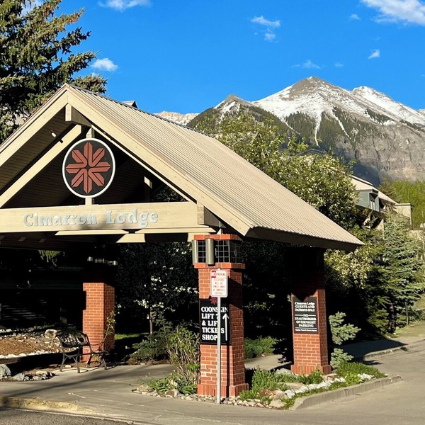 In Telluride, Comfortable, 2BR Condo, Hot Tubs, Indoor Pkg, Gas BBQs, 1st Floor.