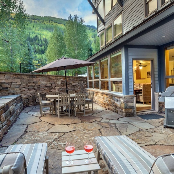 Large Comfortable Condo on 1 level, Spacious stone patio, 5 min to Skiing