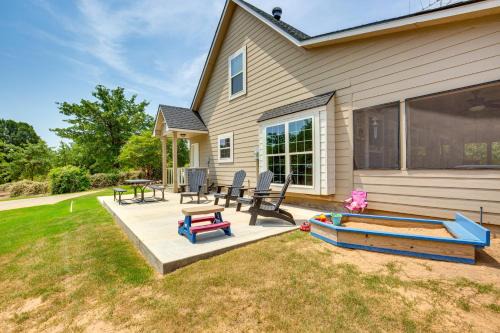 1/2 Mi to Lake Texoma: Home w/Fire Pit & Grill!