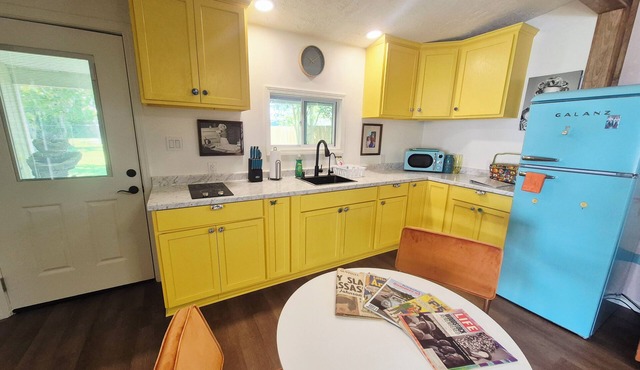1-bedroom Retro Retreat, detached apartment, with all the vintage vibes. in Westlake
