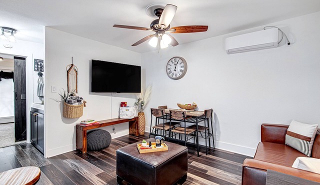 #1 Cottage in Old Town Burleson walk to entertainment & restaurants-Free parking