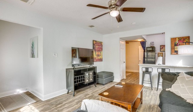 < 1 Mi to Downtown Conroe: Charming Apartment