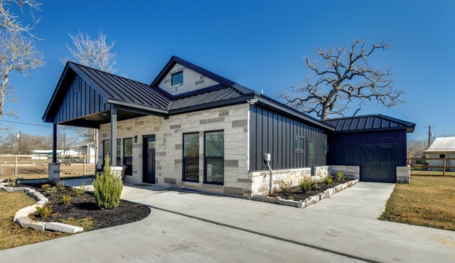 < 1 Mi to Lake Somerville! Dual-Unit Family Base