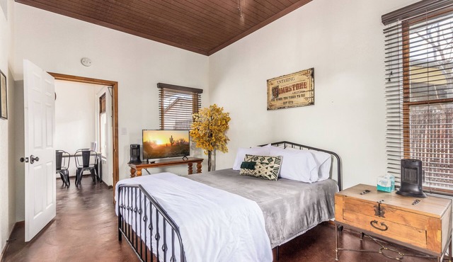 1 min walk to O.K. Corral & Allen St. Perfect for families & dog friendly.
