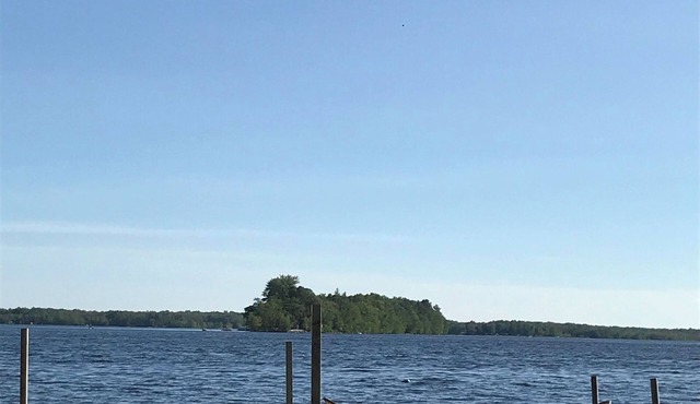 100 ft lakefront cottage in Kawartha Lakes