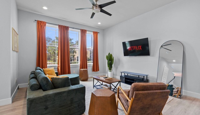 15 Mins NRG, Modern Home w/3 King Suites & Garage