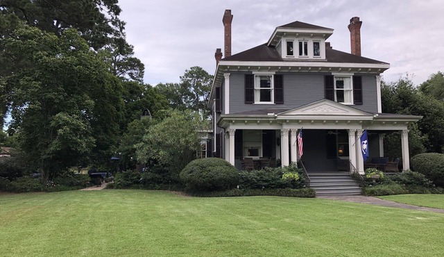 1901 Historic Home's Guest Cottage with pool in Lafayette