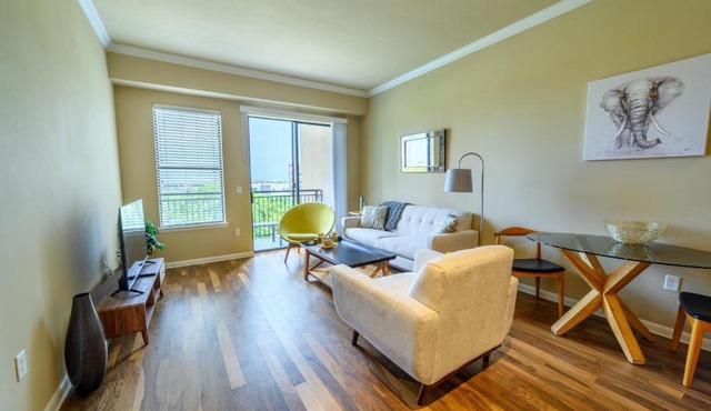 1BR Executive Suite With Pool, Gym & Fast Wi-Fi By ENVITAE