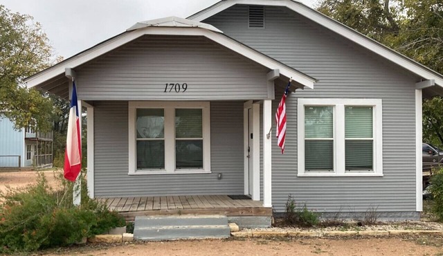 2-Bedroom Cottage #9 near Guadalupe River