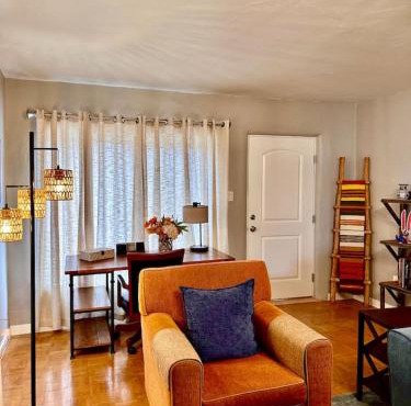 2 bedroom, large fenced yard, 3 mins from farmers market