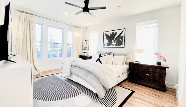 2 Homes Side-By-Side - 6 Bedrooms, 8 bathrooms, 8 Car Parking - Sleeps 22