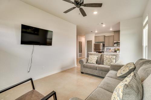 2 Mi to Dtwn Dining! Pet-Friendly Temple Townhome