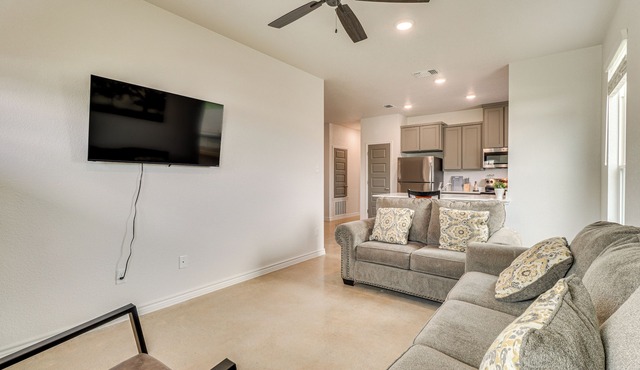 2 Mi to Dtwn Dining! Pet-Friendly Temple Townhome