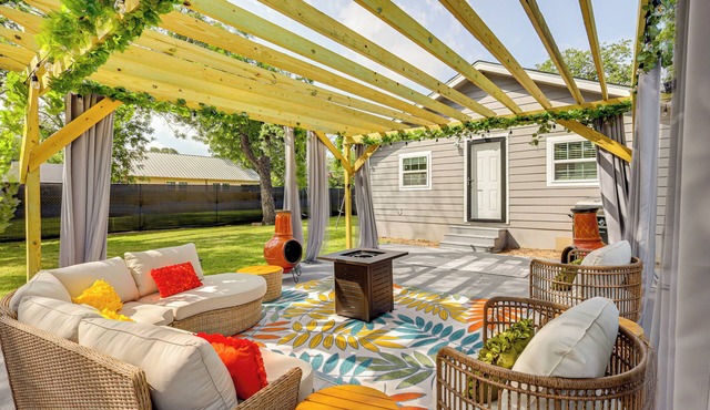 2 Mi to Dtwn: Stylish Family Home in Waco!