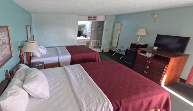 2 Relaxing Budget-Friendly Rooms w/Free Parking, Near Route 66 Restaurants
