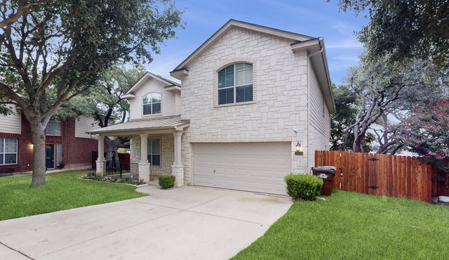 2-story house with back patio, grill, streaming, washer/dryer, & 2 living areas