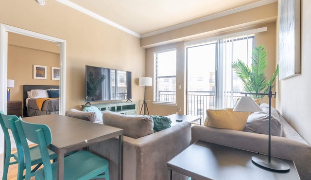 2BR/2BA Uptown Suite With Pool, Gym & Fast Wi-Fi