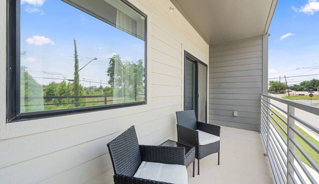 2BR South Congress Condo for 6, Near DT!