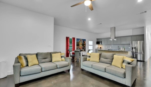 3 Bd-3BATH-Parking 4 cars + -Sleeps 10 - Horseshoe Bay -Marble Falls- Game Room!