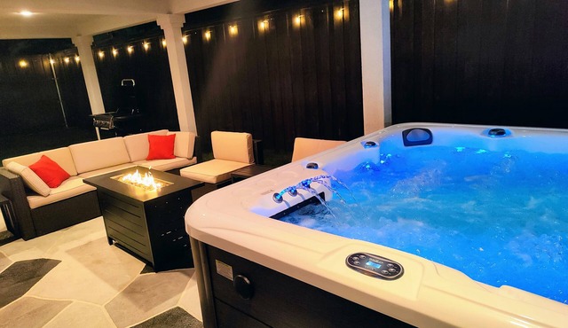 3-BDR Resort-style Home - Hot Tub, Mini Golf, Fire Pit, Grill, 1Gig WiFi, Office