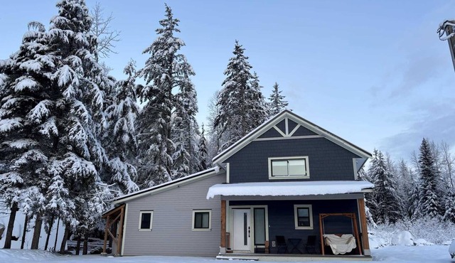 3-bdrm cozy cabin in gorgeous Sunshine Valley w/the comforts of home in nature. in Sunshine valley