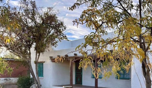 3 bed 2 bath Hacienda near Downtown and NMSU.