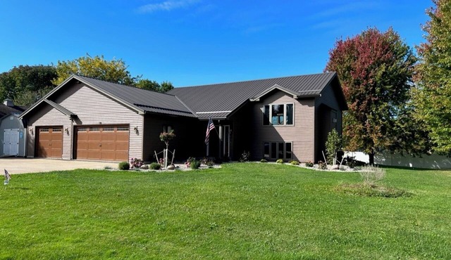 3-bed, 3-bath, 3-car garage executive home in Marshfield, WI in Marshfield