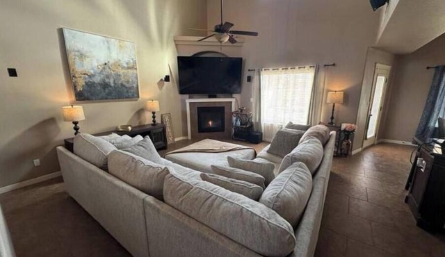 3-bedroom house in charming El Paso with AC, fitness room, WiFi, Gated community