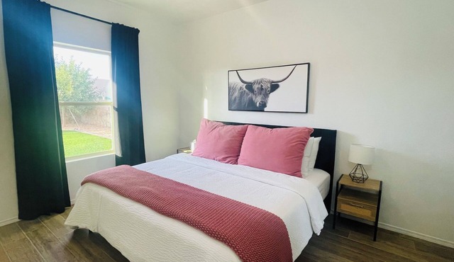 3-bedroom house in El Paso with KING SIZE BED