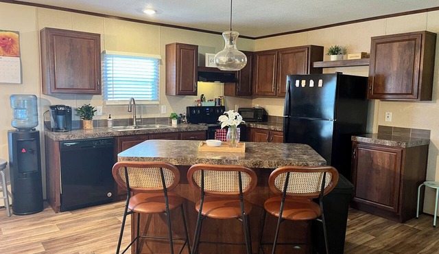 3-bedroom mobile home in peaceful El Campo with AC, WiFi in El Campo