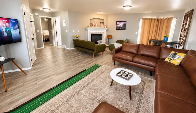 3-BR vacation home with 2 spacious entertaining areas: Sleeps 11, 4 miles to DT in Sioux Falls