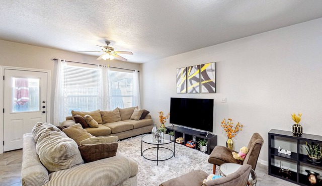 3 Mi to Downtown Conroe: Updated Townhome w/Yard