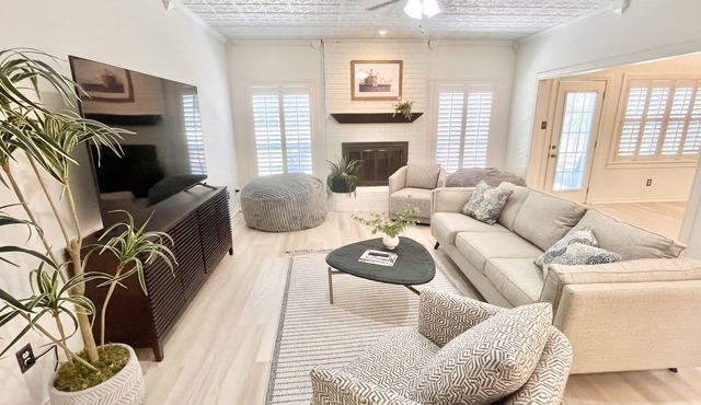 3 mi to Kyle Field, Farm house Ranchette, sleeps 20!