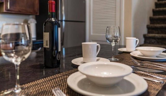 3 Pet-Friendly Units! Outdoor Swimming Pool, Free Parking and Breakfast! in El Paso