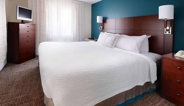 3 Two Bedroom Suites Near the Museum of Biblical Art TX w/Free Breakfast Buffet