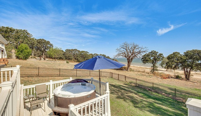 300 Feet to Lake Texoma: Modern Home w/Deck!