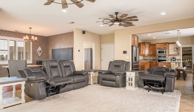 3300SF of Modern Luxury - Spa/Work Space/Gym/Game Room - Pet Friendly!